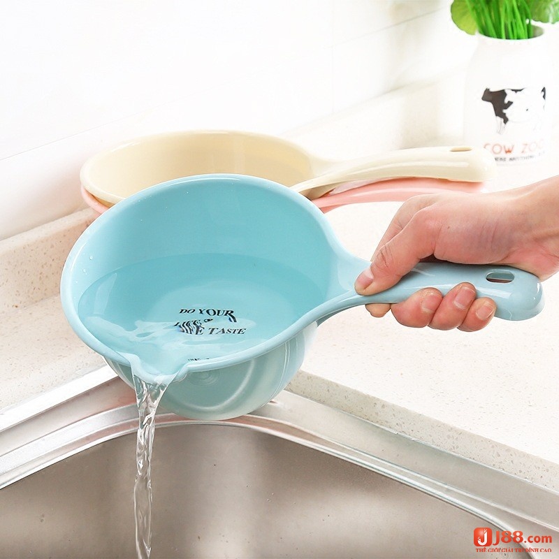 Mơ thấy múc nước trong bể ám chỉ bạn đang đối mặt với những cảm xúc ứ đọng