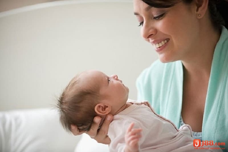 Mơ thấy người khác sinh con mang tới điềm báo theo bối cảnh 